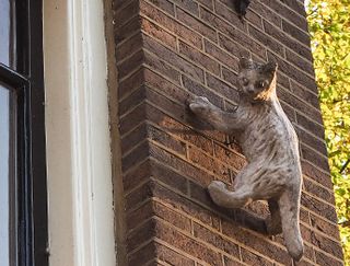 Котёнок на стене, скульптура